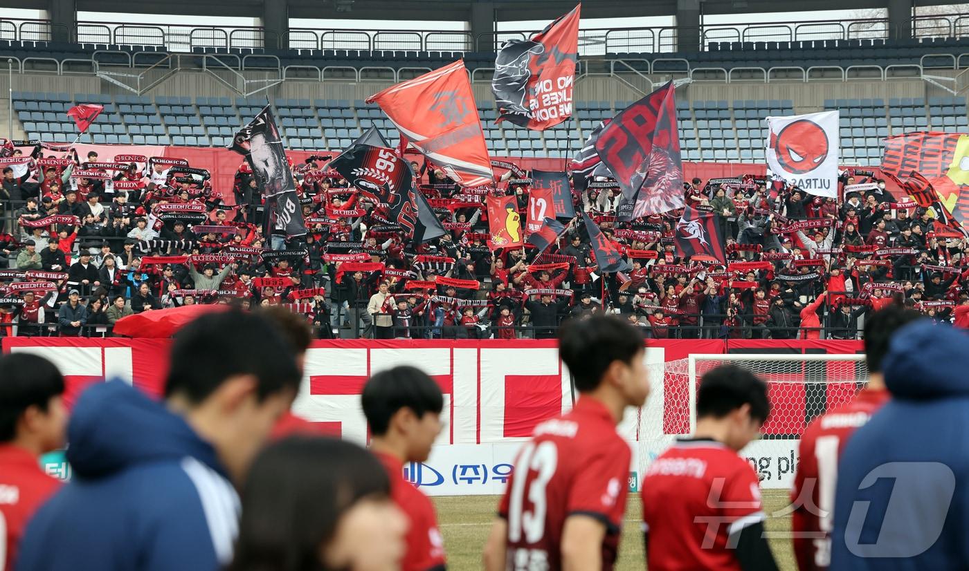 본문 이미지 - 15일 오후 경기 부천시 부천종합운동장에서 열리는 하나은행 K리그1 2026 부천 FC와 울산 HD의경기를 앞두고 부천 응원단 '헤르메스'가 열띤 응원을 펼치고 있다. 2026.3.15 ⓒ 뉴스1 김진환 기자