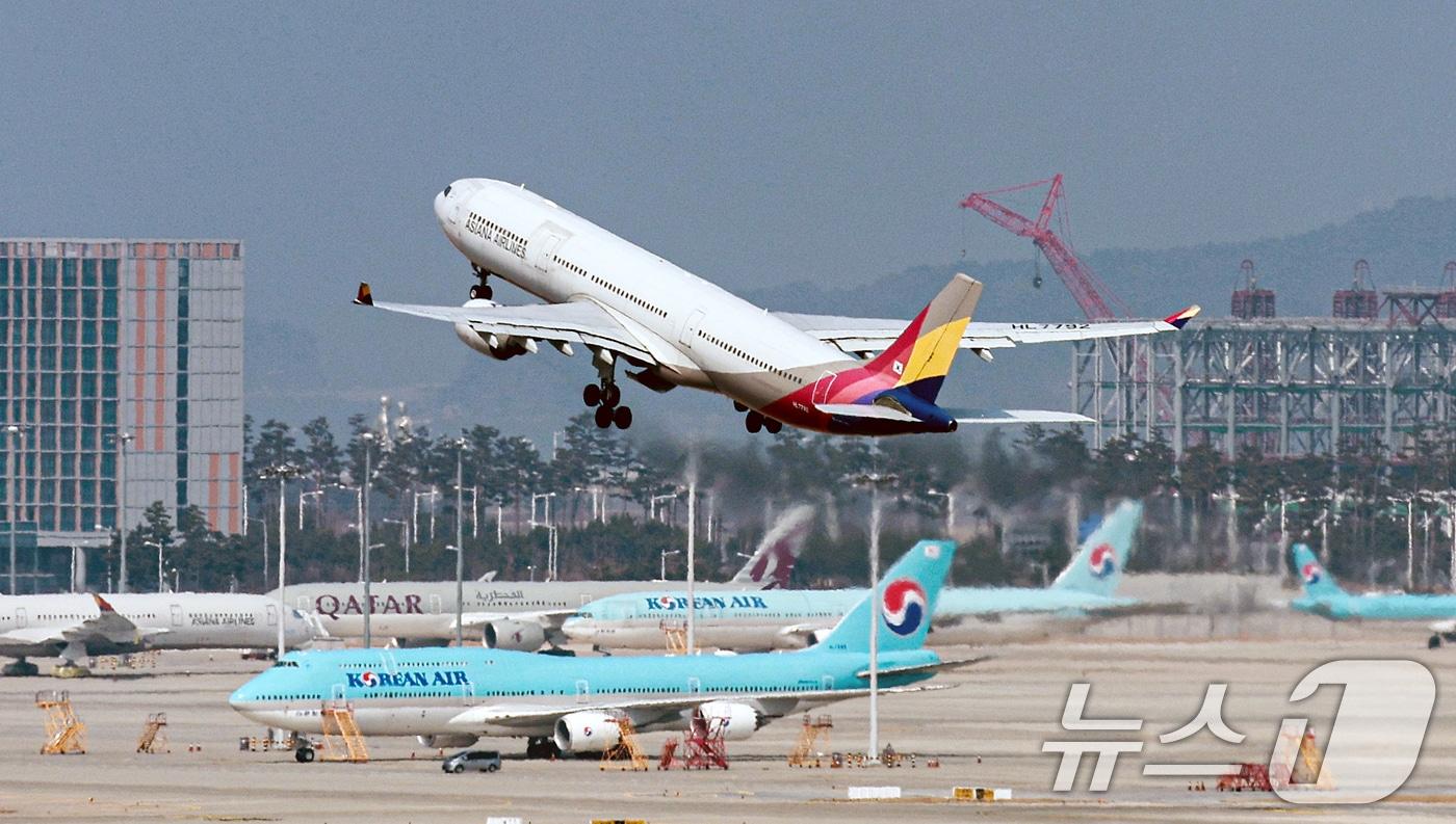 본문 이미지 - 인천국제공항 계류장에 항공기가 이륙하는 모습. 2026.3.15 ⓒ 뉴스1 이호윤 기자