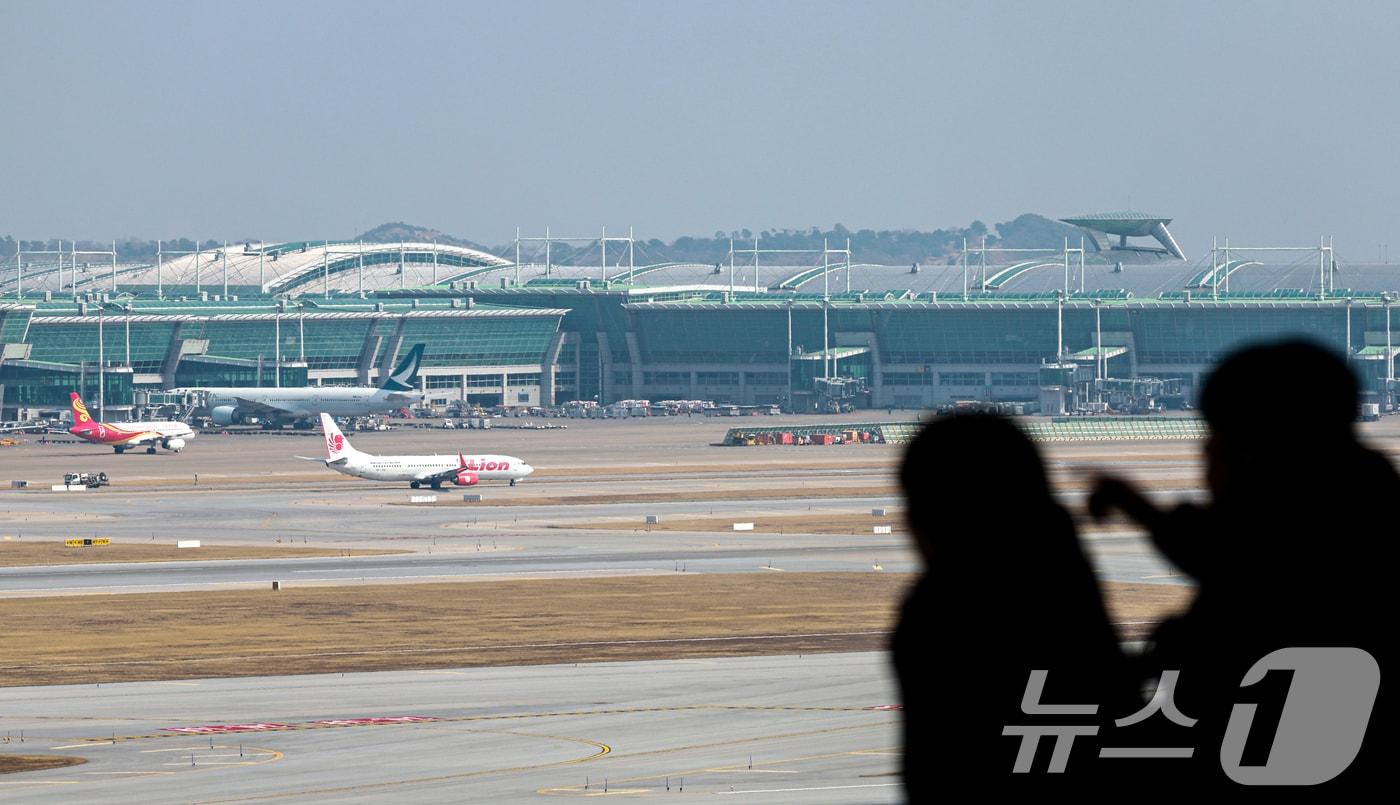 본문 이미지 - 사진은 이날 인천공항 전망대를 찾은 시민들이 항공기들을 바라보는 모습. 2026.3.15 ⓒ 뉴스1 이호윤 기자