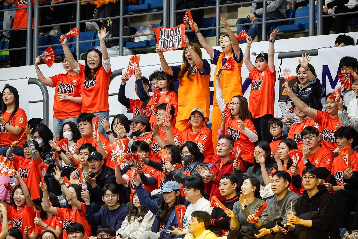 본문 이미지 - 부산 OK저축은행을 응원하는 팬들(OK저축은행 제공) 