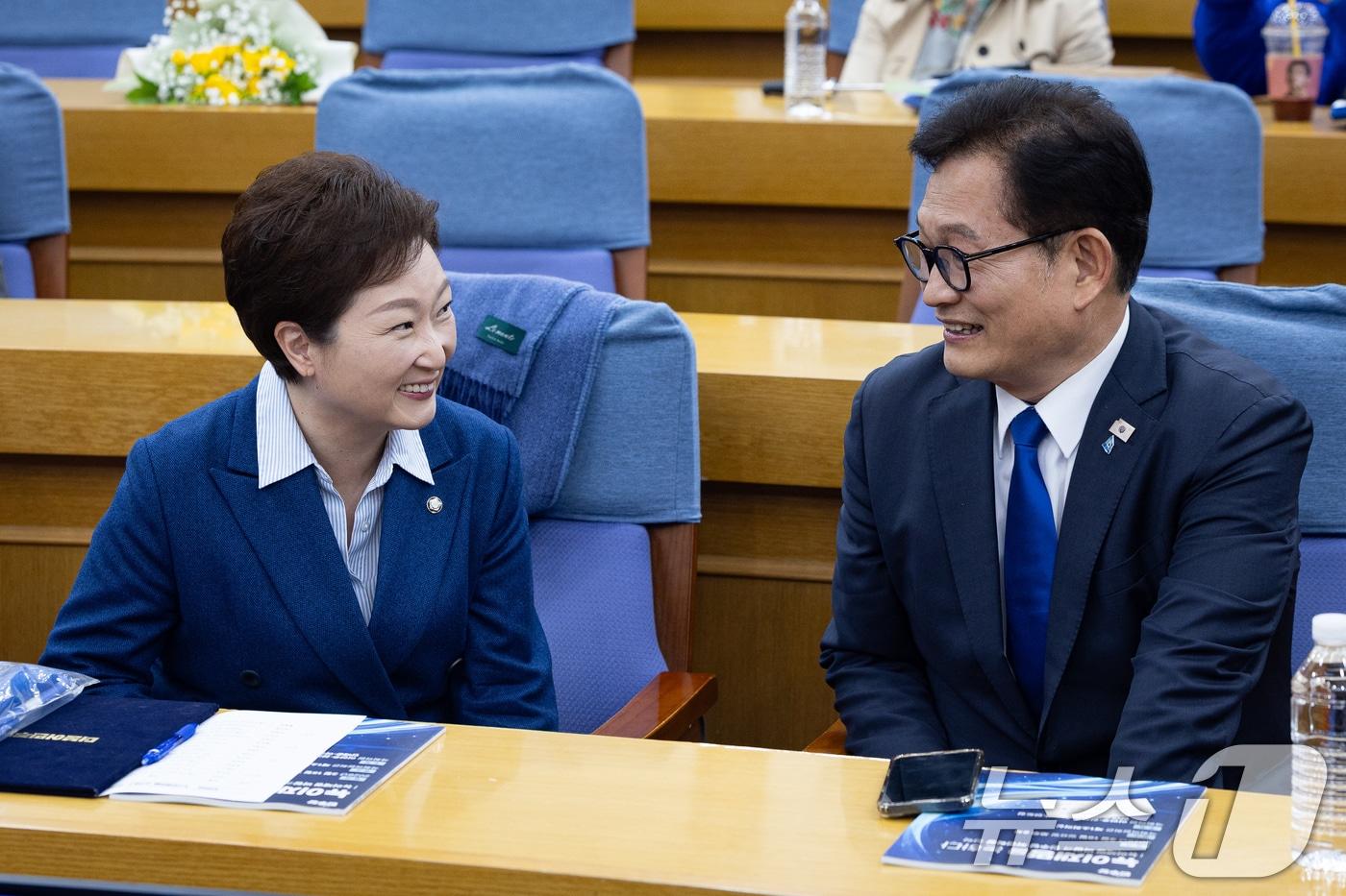 본문 이미지 - 이언주 더불어민주당 최고위원(왼쪽)과 송영길 전 대표가 지난 3월 15일 서울 여의도 국회 의원회관에서 열린 뉴이재명 바람과 민주당 외연확장 전략 '뉴이재명을 논하다' 토론회에서 대화하고 있는 모습. 2026.3.15 ⓒ 뉴스1 유승관 기자