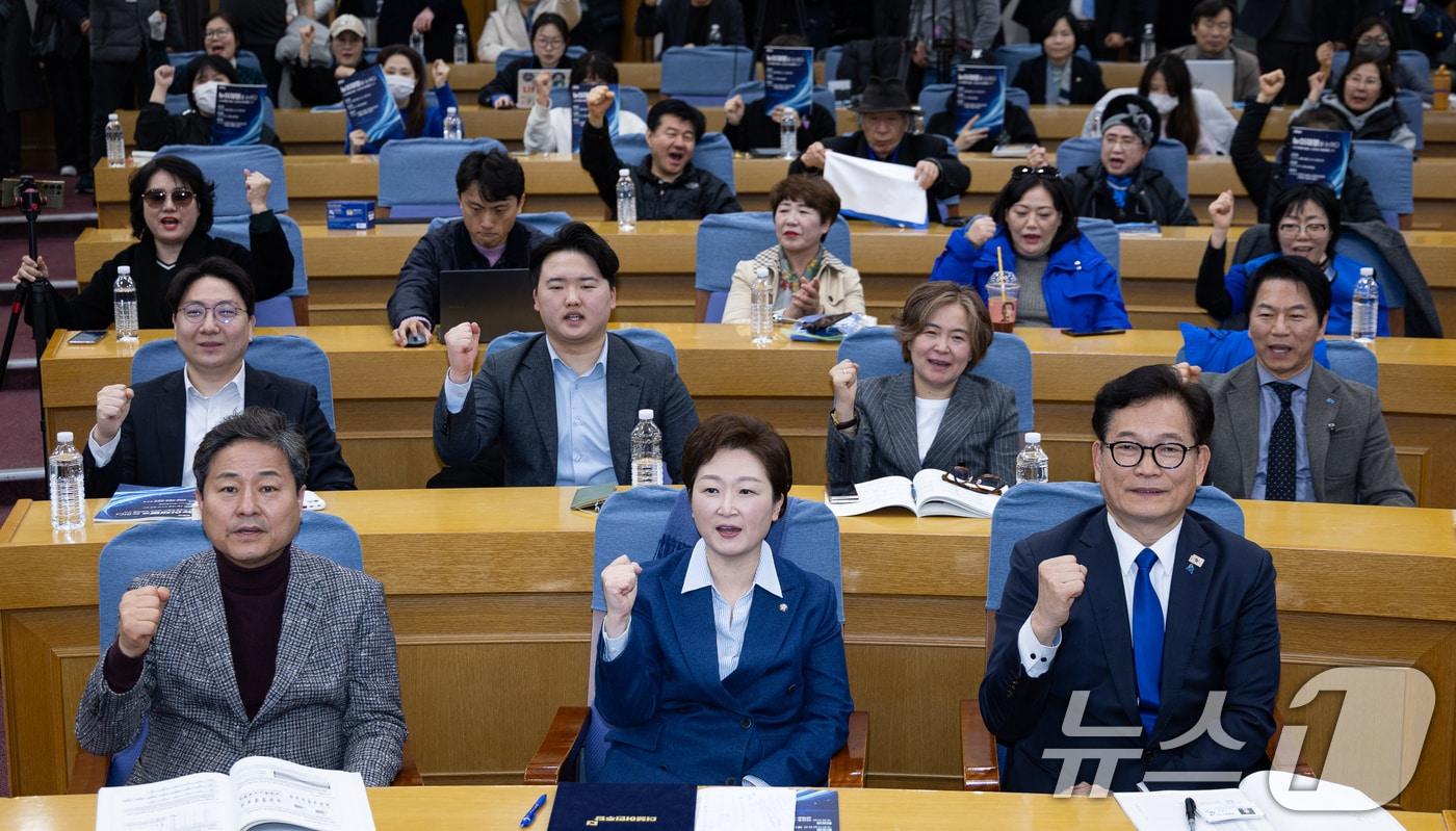 본문 이미지 - 이언주 더불어민주당 최고위원을 비롯한 참석자들이 15일 서울 여의도 국회 의원회관에서 열린 뉴이재명 바람과 민주당 외연확장 전략 '뉴이재명을 논하다' 토론회에서 기념 촬영을 하고 있다. 앞줄 왼쪽부터 김영배 민주당 서울시장 예비후보, 이 최고위원, 송영길 전 민주당 대표. 2026.3.15 ⓒ 뉴스1 유승관 기자