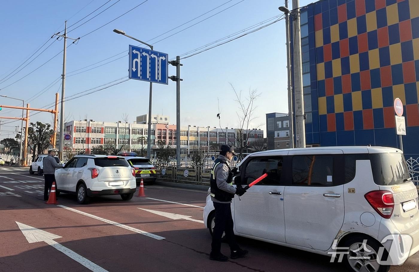 본문 이미지 - 경찰이 어린이보호구역에서 교통법규 위반에 대한 단속을 벌이고 있다.(포항 남부경찰서 제공, 재판매 및 DB 금지) 