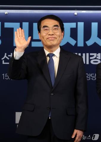 본문 이미지 - 양기대 더불어민주당 경기도지사 예비후보가 15일 서울 여의도 더불어민주당 중앙당사에서 열린 경기도지사 예비경선 합동연설회에서 기념 촬영을 하고 있다. (공동취재) 2026.3.15 ⓒ 뉴스1 유승관 기자