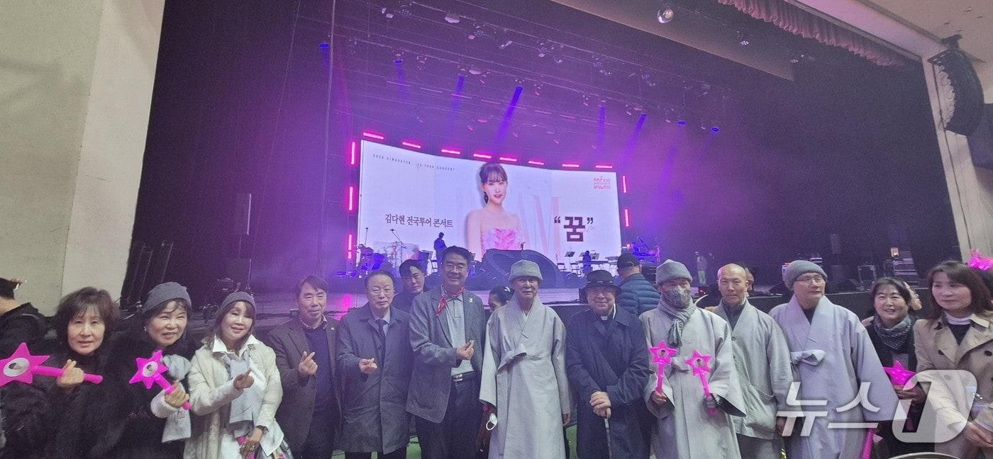 본문 이미지 - 정근 온 그룹원장(왼쪽 여섯 번째)이 전속모델인 가수 김다현의 부산 첫 콘서트 현장을 직접 찾아 응원에 나섰다.(온병원 제공. 재판매 및 DB금지