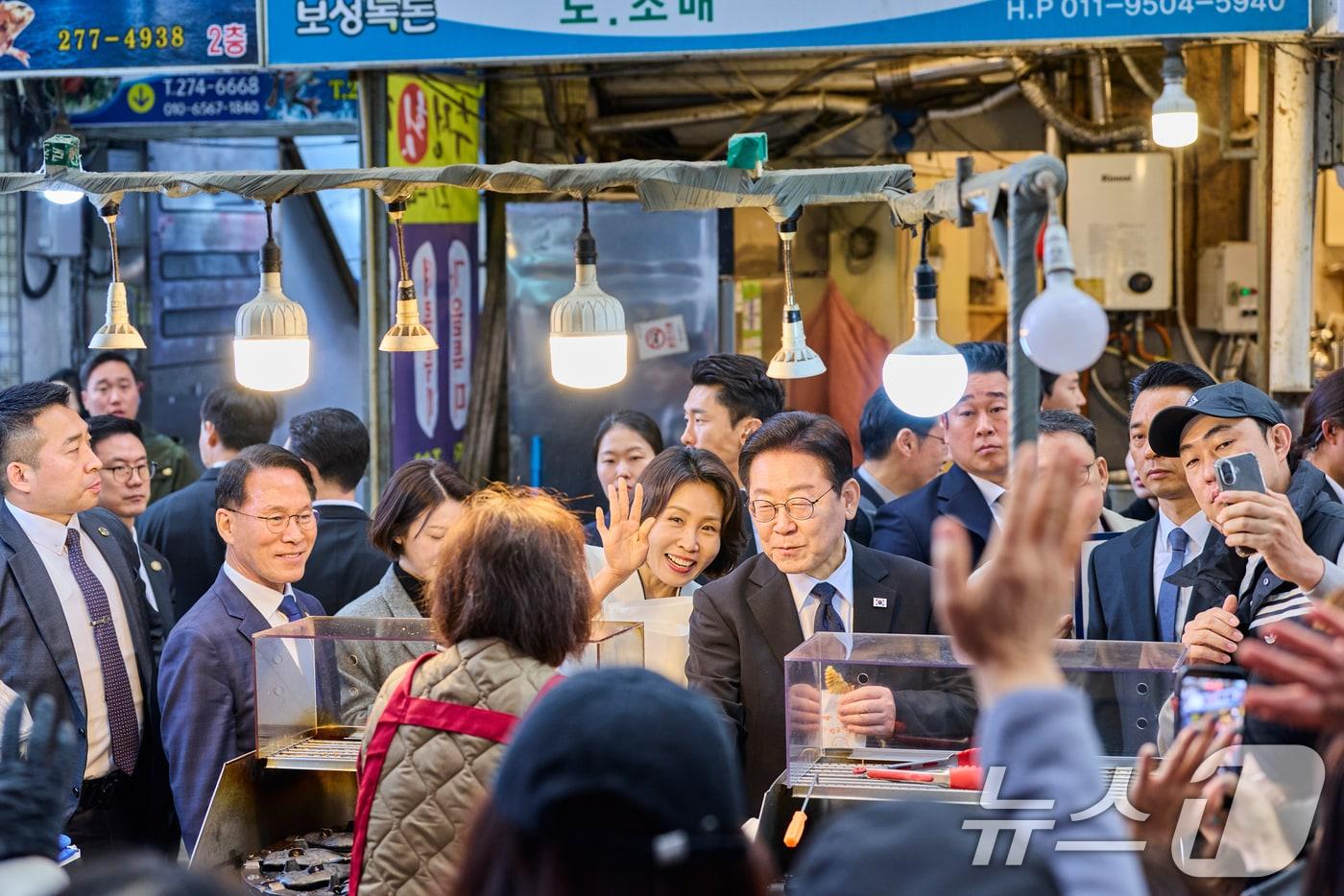 본문 이미지 - 이재명 대통령과 김혜경 여사가 지난 15일 창원 반송시장을 찾아 시민들과 인사를 나누고 있다. (청와대 제공. 재판매 및 DB 금지) 2026.3.15 ⓒ 뉴스1 이재명 기자