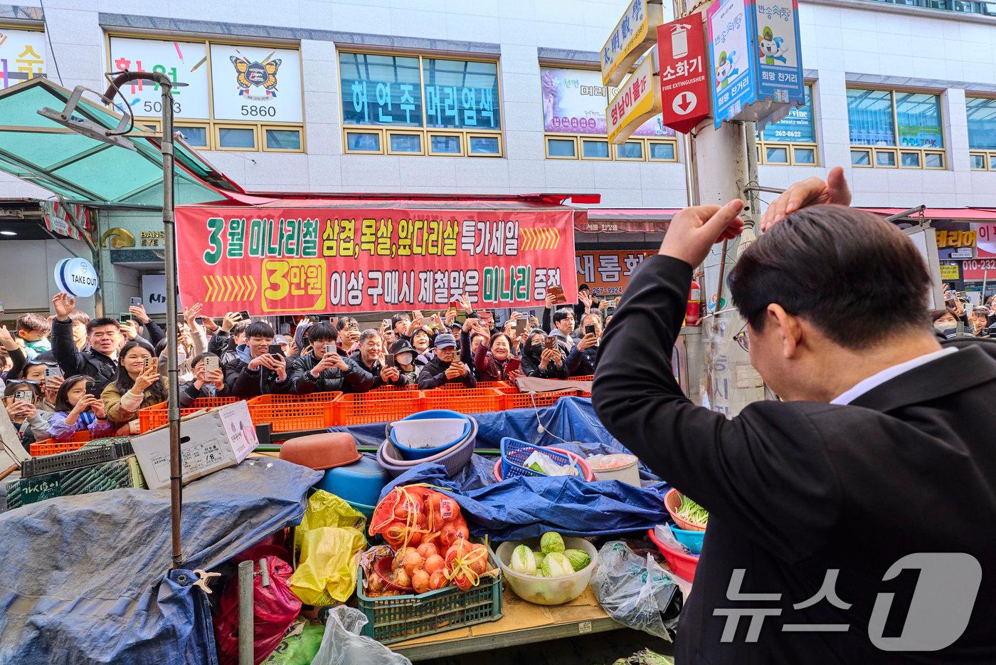본문 이미지 - 이재명 대통령이 15일 창원 반송시장을 찾아 시민들에게 인사를 하고 있다. (청와대 제공. 재판매 및 DB 금지) 2026.3.15 ⓒ 뉴스1 이재명 기자