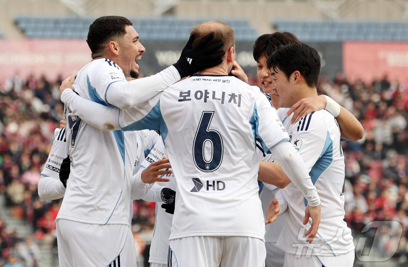 본문 이미지 - 15일 오후 경기 부천시 부천종합운동장에서 열린 하나은행 K리그1 2026 부천 FC와 울산 HD의경기, 전반 울산 선수들이 야고의 동점골이 나오자 환호하고 있다. 2026.3.15 ⓒ 뉴스1 김진환 기자