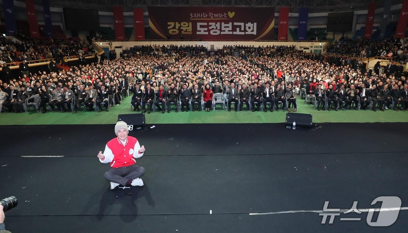 본문 이미지 - 김진태 강원도지사가 15일 강원 원주 치악체육관에서 열린 원주권 동정보고회에서 참석자들과 기념촬영을 하고 있다.(강원도 제공,재판매 및 DB 금지) 2026.3.15/뉴스1