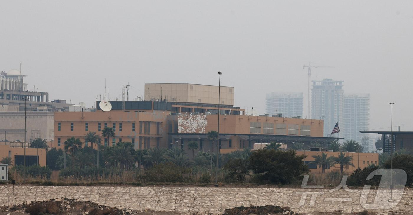 본문 이미지 - 14일(현지시간) 미사일 공격을 받은 이라크 바그다그 주재 미국 대사관. 2026.3.14 ⓒ 로이터=뉴스1