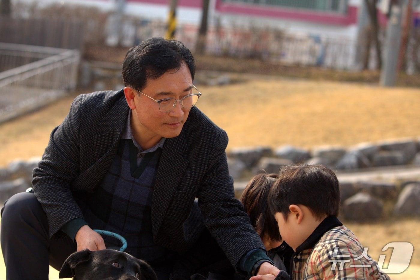 본문 이미지 - 지난 14일 광주시 경안동 청석공원에서 아이들과 여가 시간을 보내고 있는 모습.(예비후보 제공)