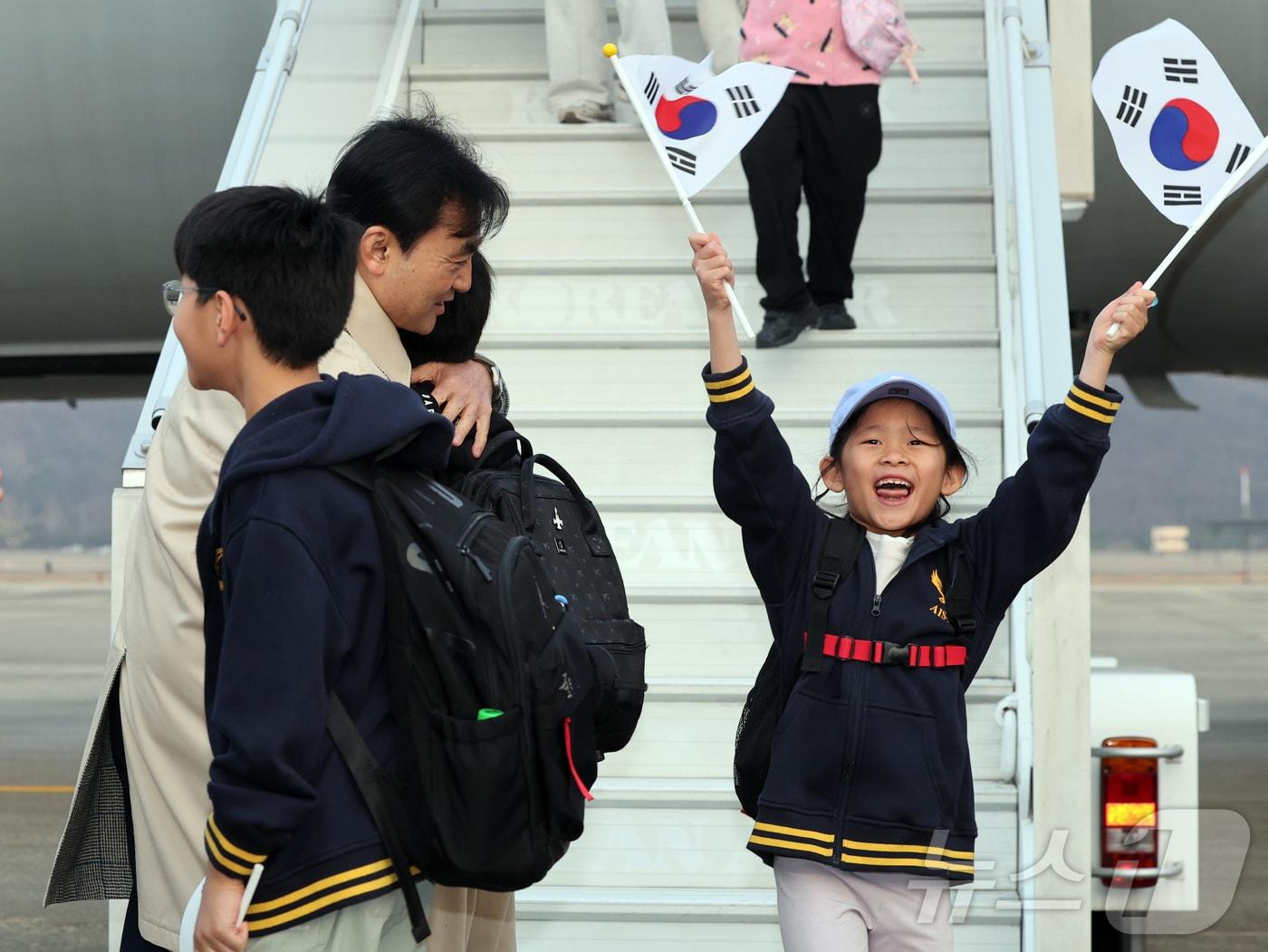 본문 이미지 - 15일 오후 경기 성남 서울공항에서 중동 상황 악화로 공군 다목적 수송기 KC-330 '시그너스'를 타고 귀국한 현지 체류 교민들이 발걸음을 옮기고 있다. 2026.3.15 ⓒ 뉴스1 황기선 기자