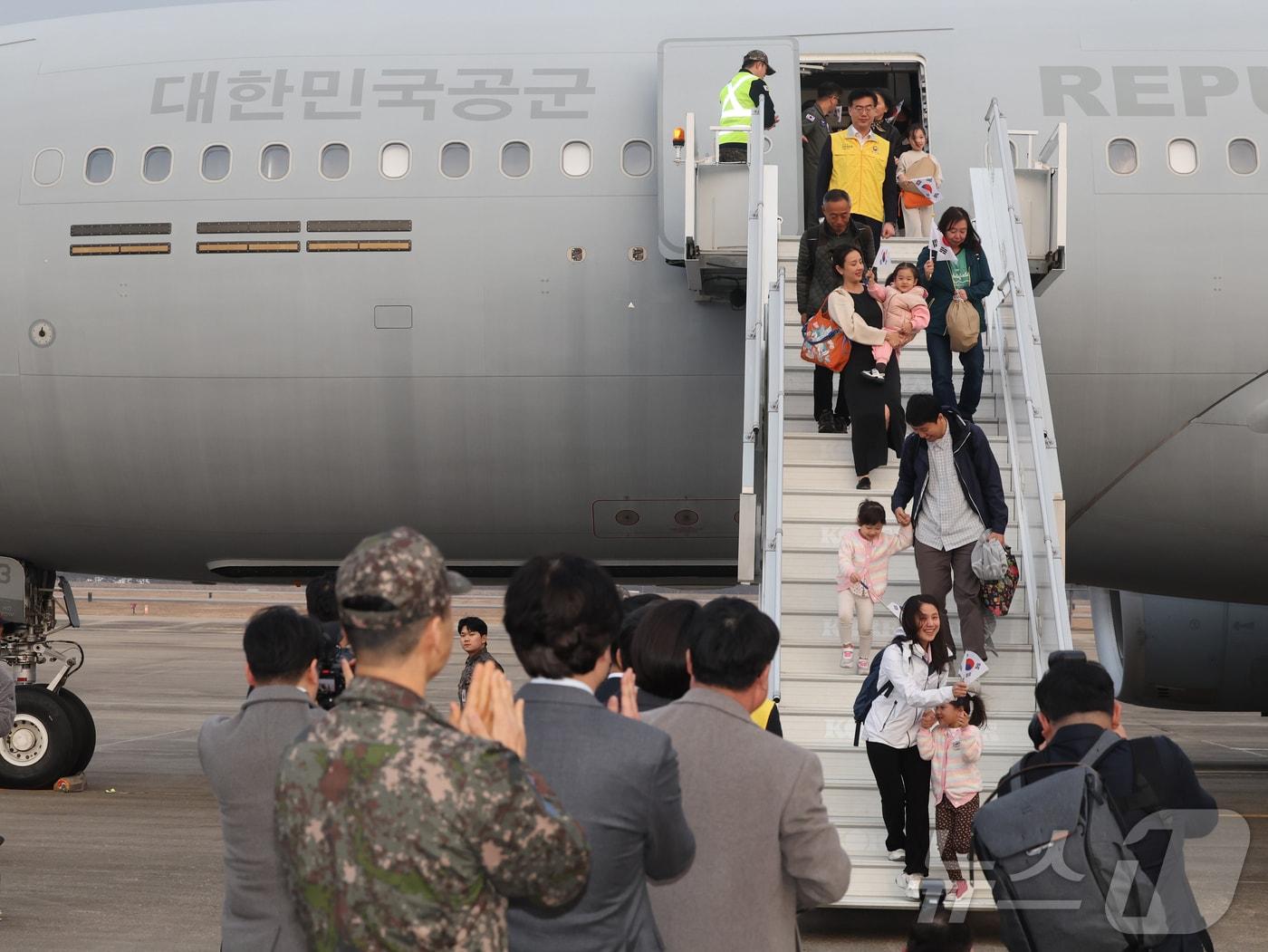 본문 이미지 - 15일 오후 경기 성남 서울공항에서 중동 상황 악화로 공군 다목적 수송기 KC-330 '시그너스'를 타고 귀국한 현지 체류 교민들이 발걸음을 옮기고 있다. 이번 대피 작전의 명칭은 '사막의 빛'이다. 2026.3.15 ⓒ 뉴스1 황기선 기자