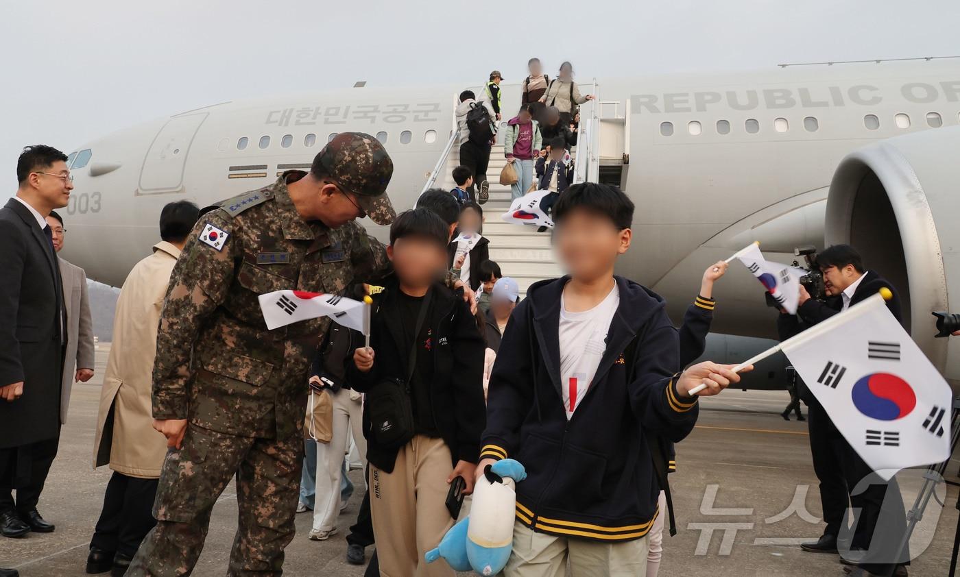 본문 이미지 - 중동 전쟁 확대로 레바논에 체류 중이던 우리 국민 204명과 외국 국적 가족 5명 및 우방국(일본) 국민 2명 등 총 211명이 대한민국 군 수송기(KC-330)를 타고 지난 15일 오후 경기 성남 서울공항에 도착하고 있다. 2026.3.15 ⓒ 뉴스1 사진공동취재단