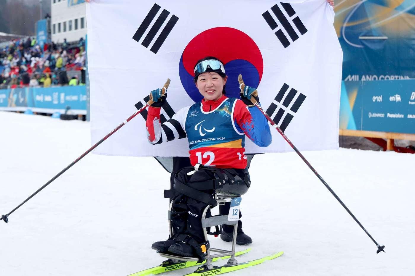 본문 이미지 - 김윤지(19·BDH파라스)가 15일(한국시간) 열린 2026 밀라노·코르티나담페초 동계패럴림픽 크로스컨트리 스키 여자 20㎞ 인터벌 스타트 좌식에서 우승했다. (공동취재단 제공)