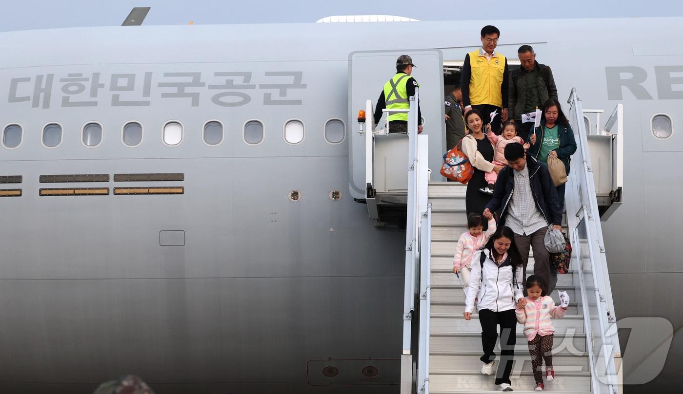 본문 이미지 - 15일 오후 경기 성남 서울공항에서 중동 상황 악화로 공군 다목적 수송기 KC-330 '시그너스'를 타고 귀국한 현지 체류 교민들이 발걸음을 옮기고 있다.  2026.3.15  [외교·국방부 사진공동취재단 (서울공항) 황기선 기자]
