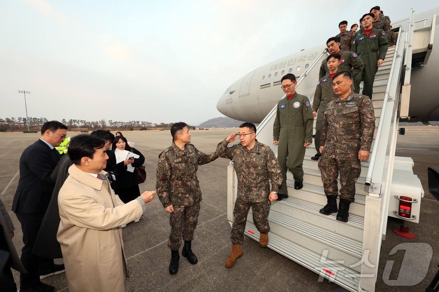 본문 이미지 - 15일 오후 경기 성남 서울공항에서 중동 상황 악화로 공군 다목적 수송기 KC-330 '시그너스'를 타고 작전을 마친 공군 대원들이 발걸음을 옮기고 있다.  2026.3.15 ⓒ 뉴스1 황기선 기자