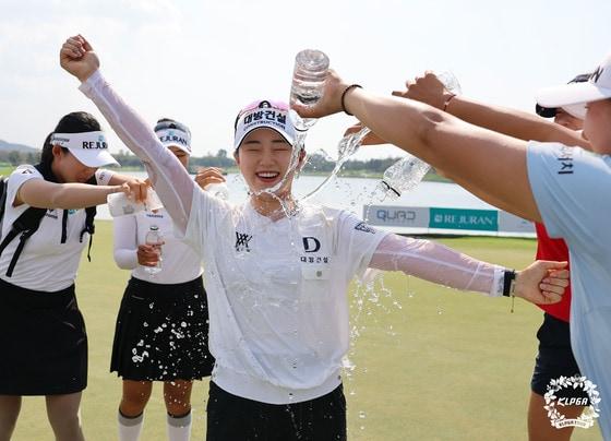 본문 이미지 - 임진영이 15일 태국 촌부리 아마타스프링 컨트리클럽에서 열린 KLPGA 투어 리쥬란 챔피언십 최종 라운드에서 우승을 확정지은 뒤 기뻐하고 있다. (KLPGA 제공. 재판매 및 DB 금지) 2026.3.15 ⓒ 뉴스1