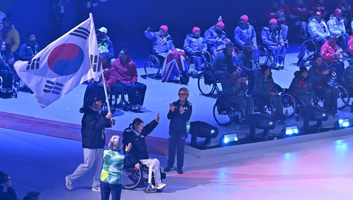 본문 이미지 - 휠체어컬링 백혜진과 스노보드 이제혁이 5일(현지시간) 이탈리아 코르티나담페초 컬링 올림픽 스타디움에서 열린 2026 밀라노 코르티나 패럴림픽 폐막식에서 태극기를 들고 입장하고 있다. 2026.3.16 ⓒ 뉴스1 사진공동취재단