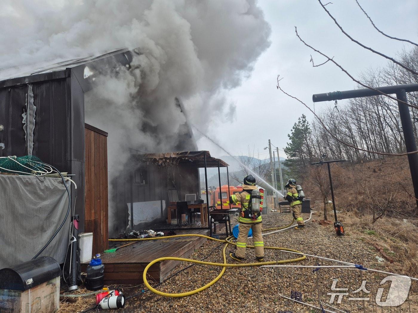 본문 이미지 - 청양 화성면 구재리 단독주택 화재 현장. (청양소방서 제공, 재판매 및 DB금지) / 뉴스1