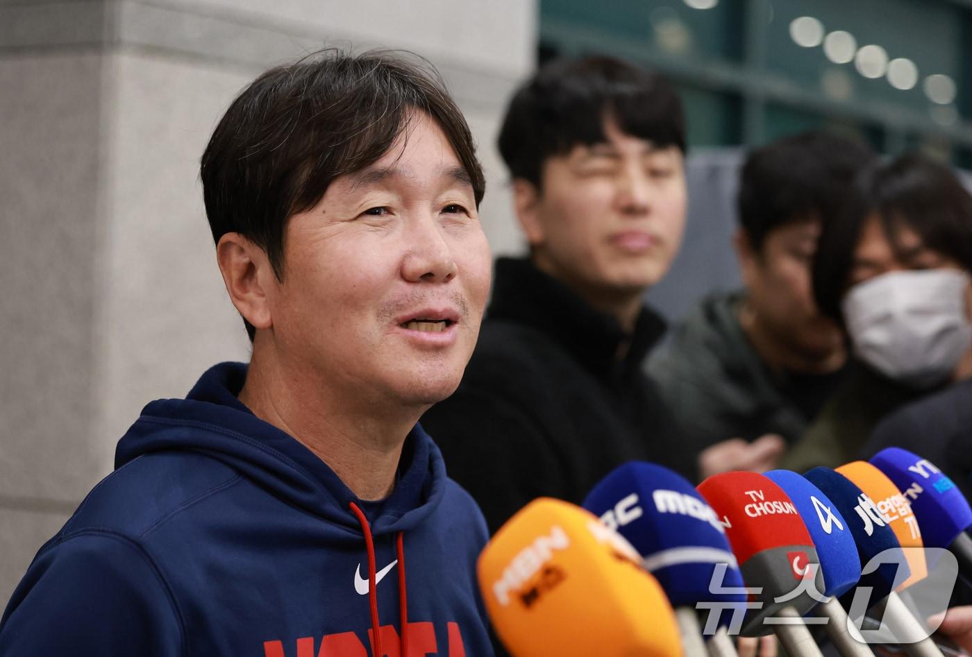 본문 이미지 - 류지현 월드베이스볼클래식(WBC) 야구대표팀 감독이 16일 인천국제공항 제1여객터미널에서 취재진의 질문에 답하고 있다. 2026.3.16 ⓒ 뉴스1 이호윤 기자