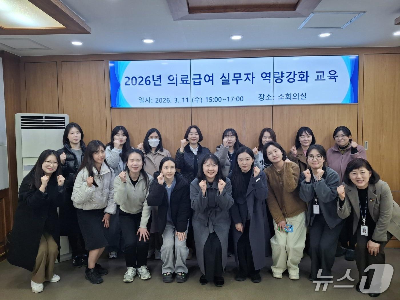 본문 이미지 - 지난 11일 열린 '2026년 의료급여 실무자 역량 강화 교육'에 참석한 관계자들이 기념촬영을 하고 있다.(금정구 제공. 재판매 및 DB금지)