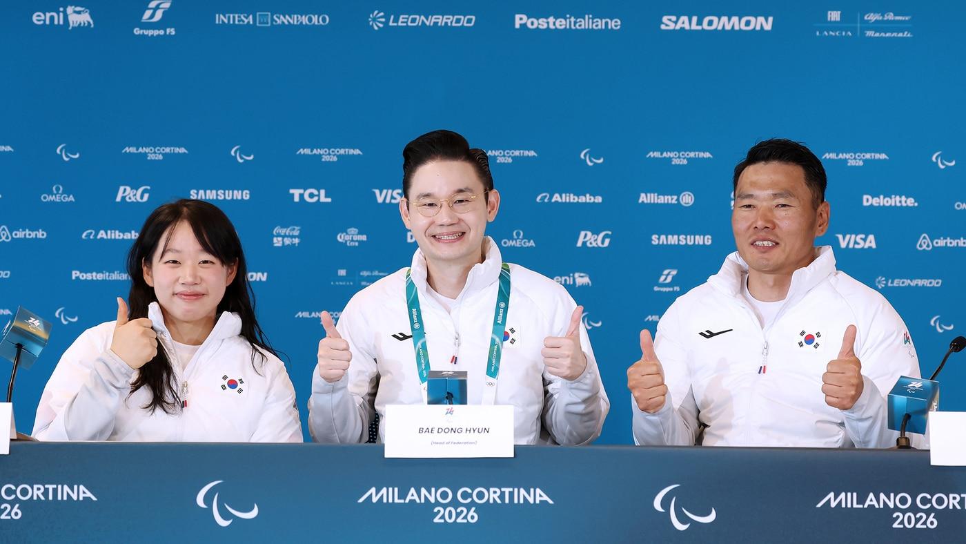 본문 이미지 - 2026 밀라노·코르티나담페초 동계 패럴림픽에서 메달 5개를 획득한 김윤지와 배동현 대한장애인노르딕스키연맹 회장, 신의현(왼쪽)이 15일 이탈리아 테세로의 크로스컨트리 스타디움에서 기자회견 후 사진 포즈를 취하고 있다. (대한장애인체육회 제공)