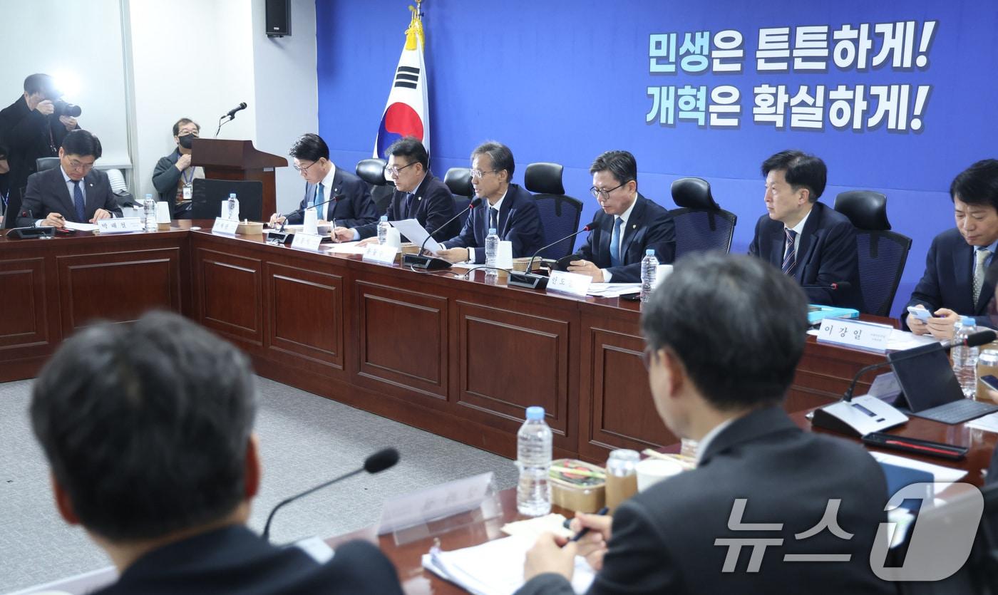 본문 이미지 - 유동수 위원장이 16일 서울 여의도 국회 의원회관에서 열린 더불어민주당 중동사태 경제대응 TF 제2차 회의에서 발언하고 있다. 2026.3.16 ⓒ 뉴스1 신웅수 기자