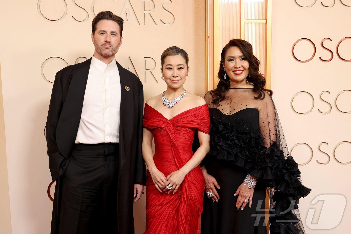 본문 이미지 - '케이팝 데몬 헌터스'의 감독 크리스 아펠한스(왼쪽)와 매기 강(가운데) ⓒ AFP=뉴스1