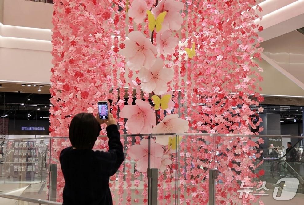 본문 이미지 - 대구신세계백화점이 오는 5월25일까지 봄을 테마로 한 '더 그랜드 블루밍'을 선보인다.(대구신세계백화점 제공, 재판매 및 DB 금지)