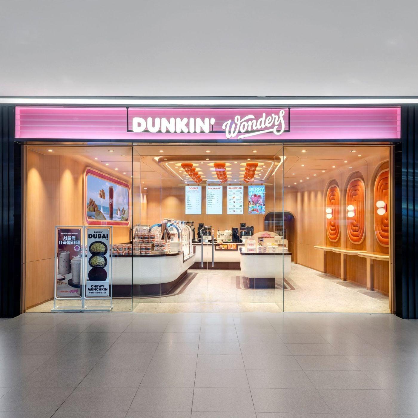 본문 이미지 - 던킨 '원더스 서울역점'.(던킨 제공)