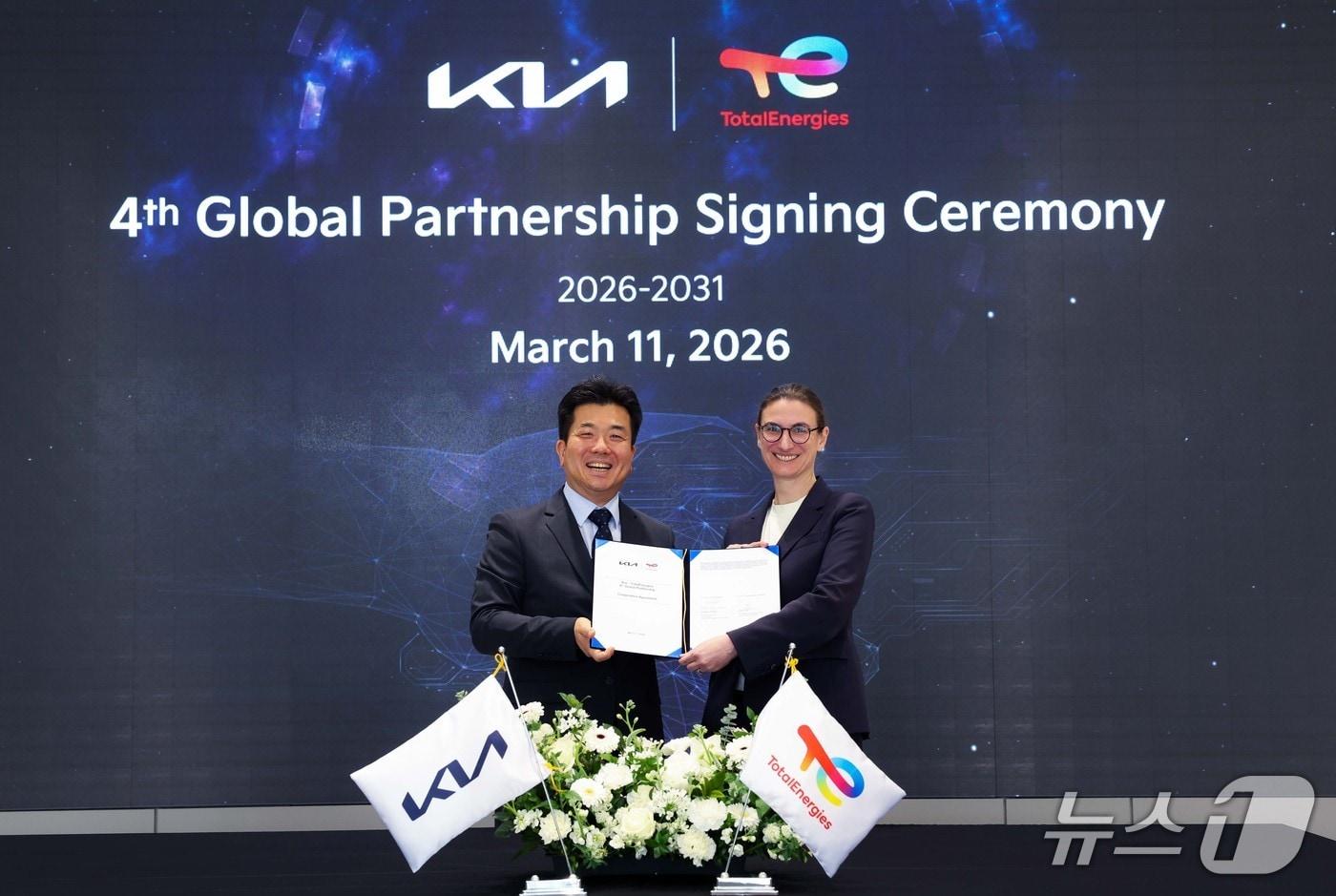 본문 이미지 -  경기 용인시 오산교육센터에서 개최한 기아-토탈에너지스 글로벌 파트너십 계약연장 체결식에서 기념 촬영을 하고 있는 기아 황동환 오너십관리사업부장(왼쪽)과 토탈에너지스 엘로디 루스(Elodie Luce) 자동차부문 부사장.(기아 제공)
