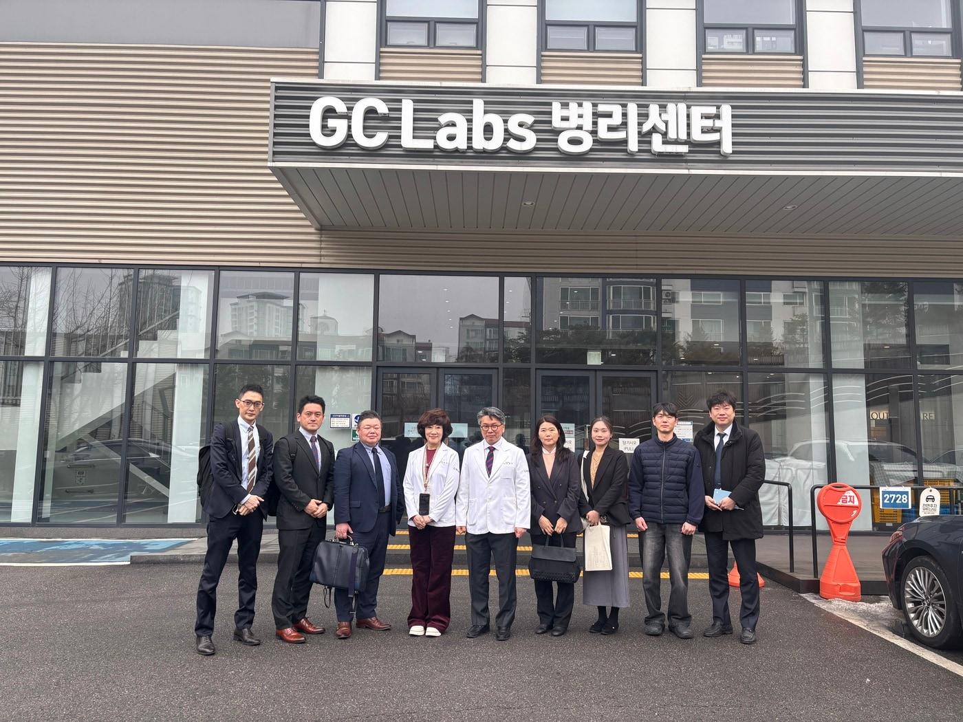 본문 이미지 - 기념사진 촬영 중인 허권 SFJ 한국담당자(좌측에서 첫번째), 온다 카즈토 대표이사(좌측에서 세번째), 허주영 GC녹십자의료재단 병리센터 원장(좌측에서 네번째), 최동열 GC녹십자의료재단 수석부원장(좌측에서 다섯번째), JW바이오사이언스 김민경 진단시약사업부서장(좌측에서 여섯번째)