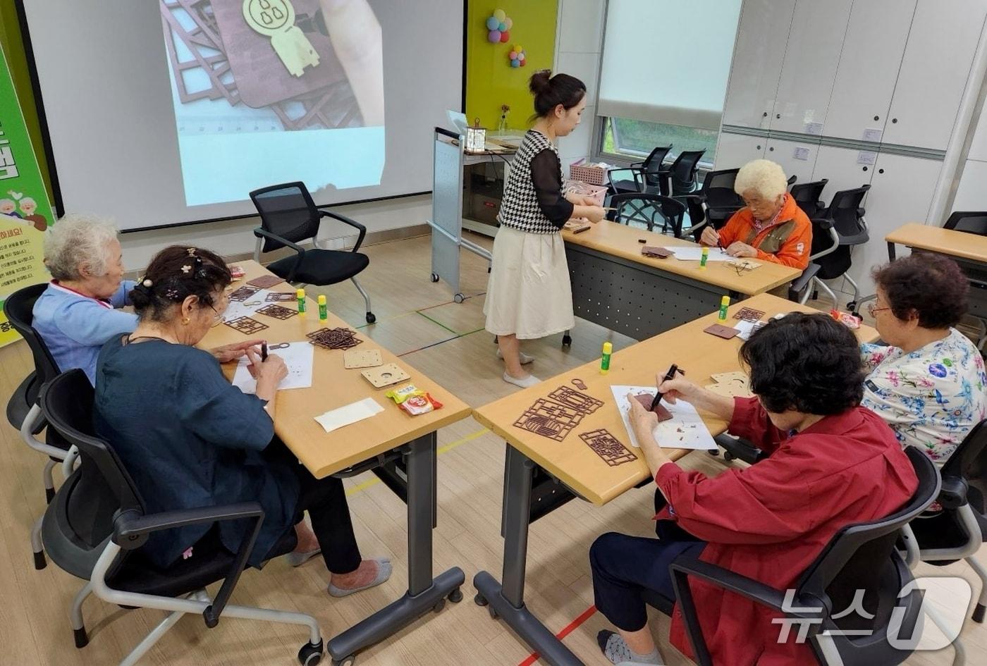 본문 이미지 - 충북 증평군 치매안심센터 소규모 프로그램 진행 모습.(증평군 제공. 재판매 및 DB금지)
