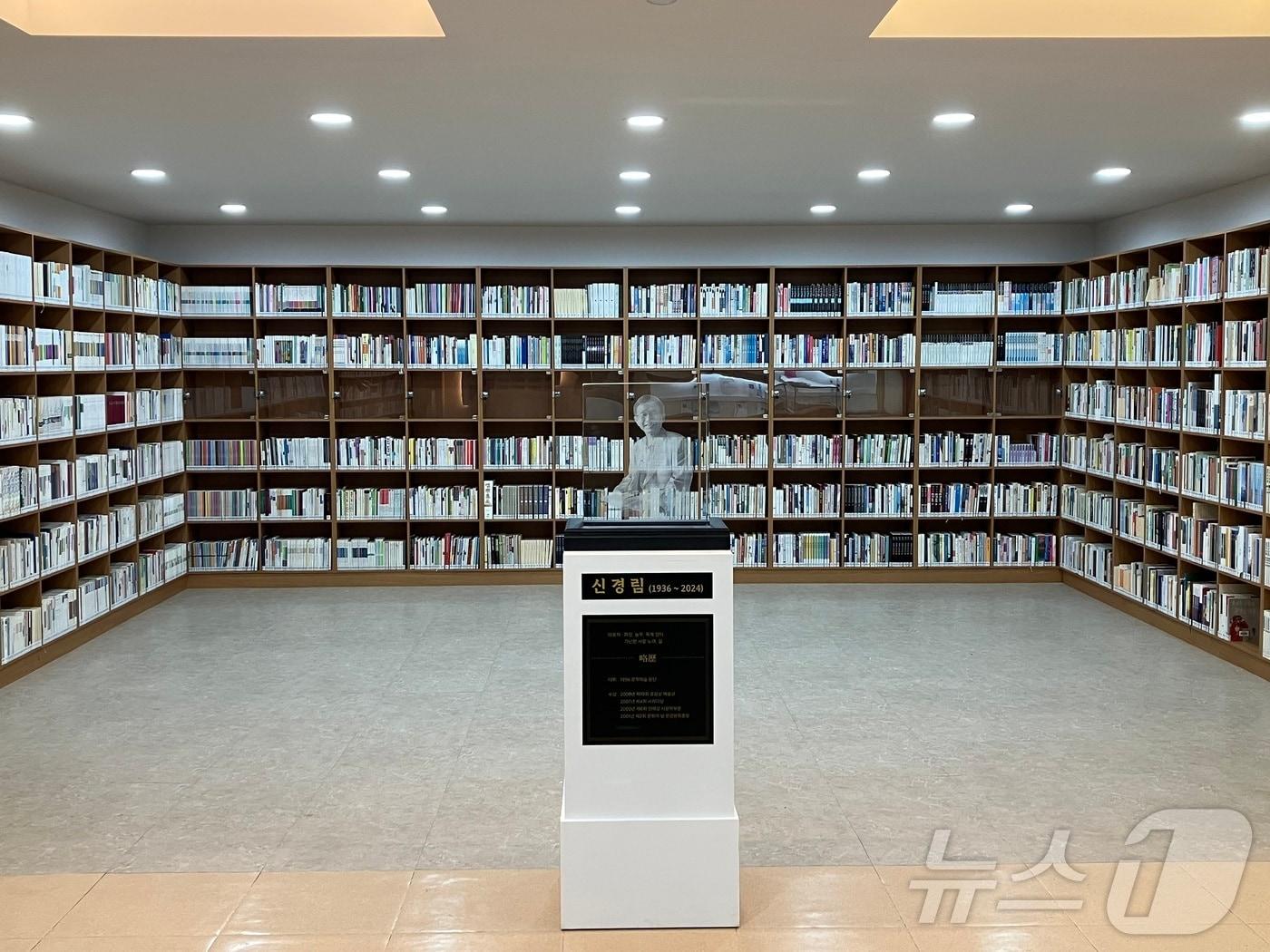 본문 이미지 - 충주문학관에 조성한 신경림 시인 기념공간.(충주시 제공. 재판매 및 DB금지) 