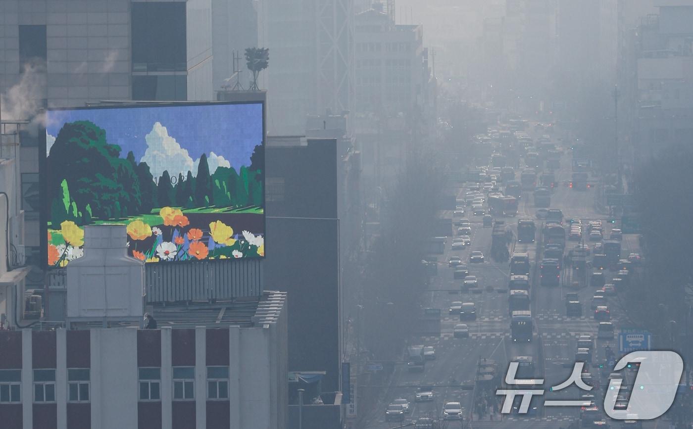 본문 이미지 - 북서기류를 타고 온 국외 미세먼지가 유입되면서 초미세먼지 농도가 '나쁨' 수준을 보인 16일 서울 도심 일대가 뿌옇다. 2026.3.16 ⓒ 뉴스1 안은나 기자