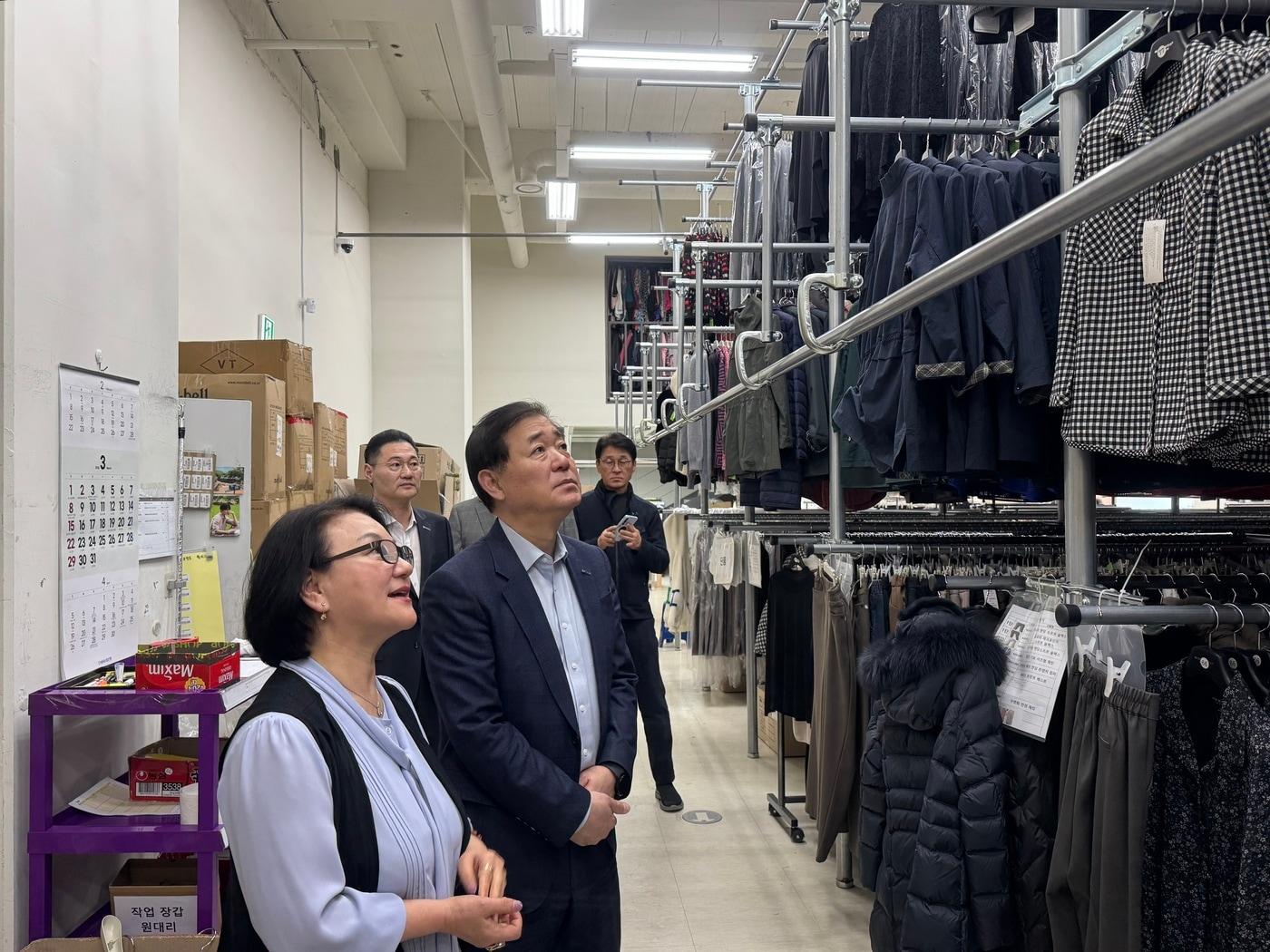 본문 이미지 - 행복한백화점에 입점한 중소기업을 찾은 이태식 한유원 대표(오른쪽) (한유원 제공)