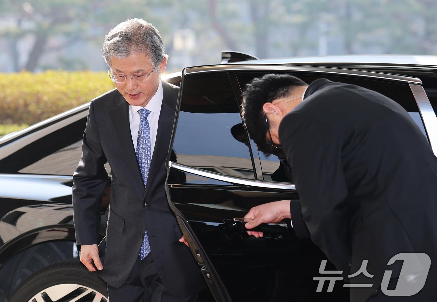 본문 이미지 - '법왜곡죄' 1호로 고발된 조희대 대법원장이 16일 오전 서울 서초구 대법원 청사로 출근하고 있다. 2026.3.16 ⓒ 뉴스1 오대일 기자
