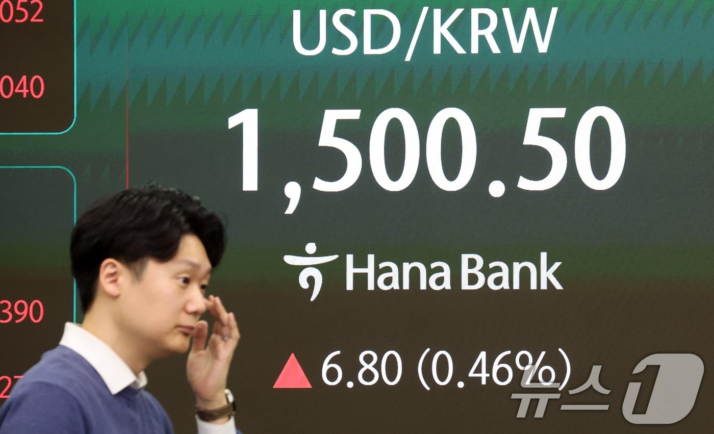본문 이미지 - 16일 오전 서울 중구 하나은행 딜링룸 전광판에 원달러 환율이 전 거래일 대비 6.80원(0.46%)오른 1,500.50으로 개장하고 있다. 2026.3.16 ⓒ 뉴스1 김명섭 기자