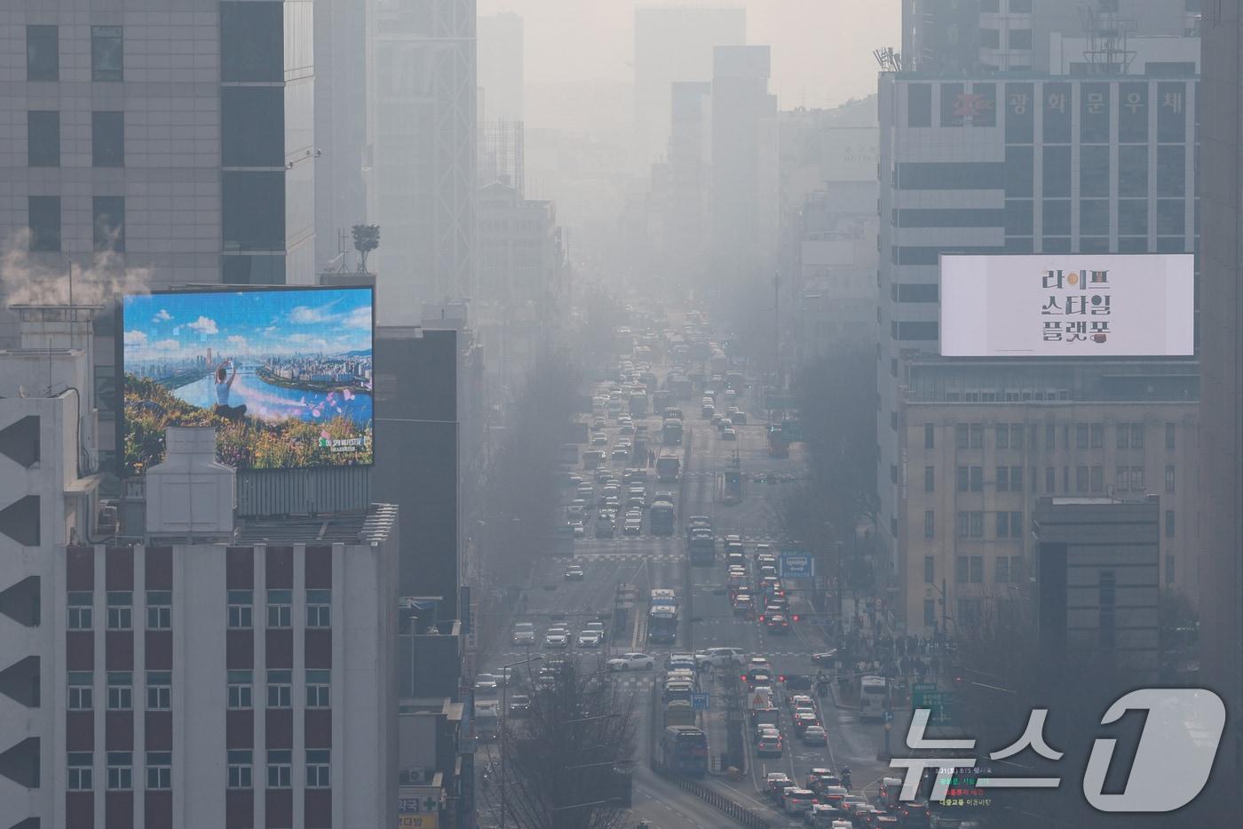 본문 이미지 - 북서기류를 타고 온 국외 미세먼지가 유입되면서 초미세먼지 농도가 '나쁨' 수준을 보인 16일 서울 도심 일대가 뿌옇다. 2026.3.16 ⓒ 뉴스1 안은나 기자