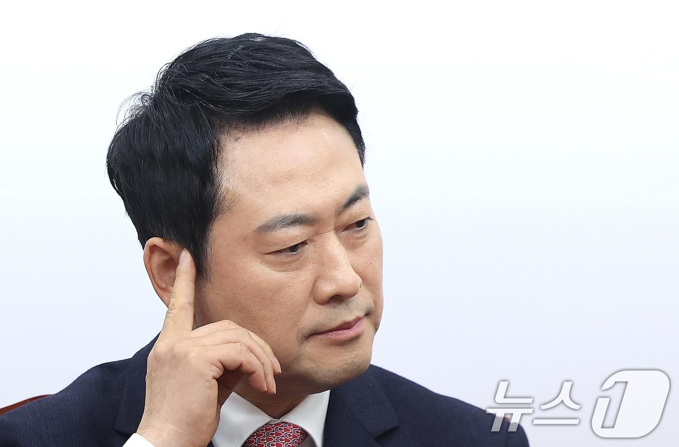 본문 이미지 - 장동혁 국민의힘 대표가 16일 서울 여의도 국회에서 열린 최고위원회의에서 생각에 잠겨 있다. 2026.3.16 ⓒ 뉴스1 신웅수 기자