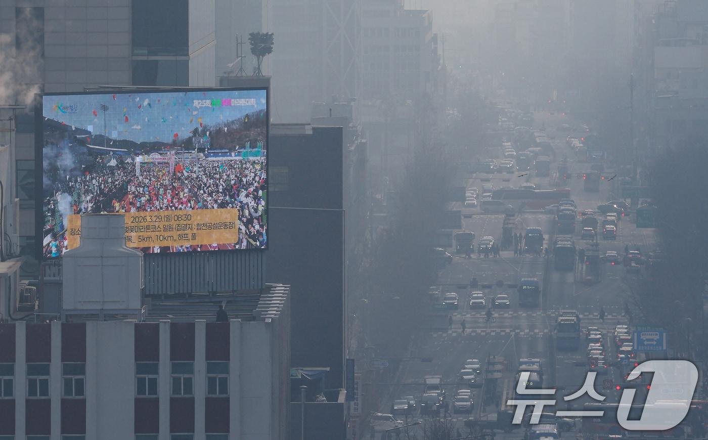 본문 이미지 - 북서기류를 타고 온 국외 미세먼지가 유입되면서 초미세먼지 농도가 '나쁨' 수준을 보인 16일 서울 도심 일대가 뿌옇다. 2026.3.16 ⓒ 뉴스1 안은나 기자