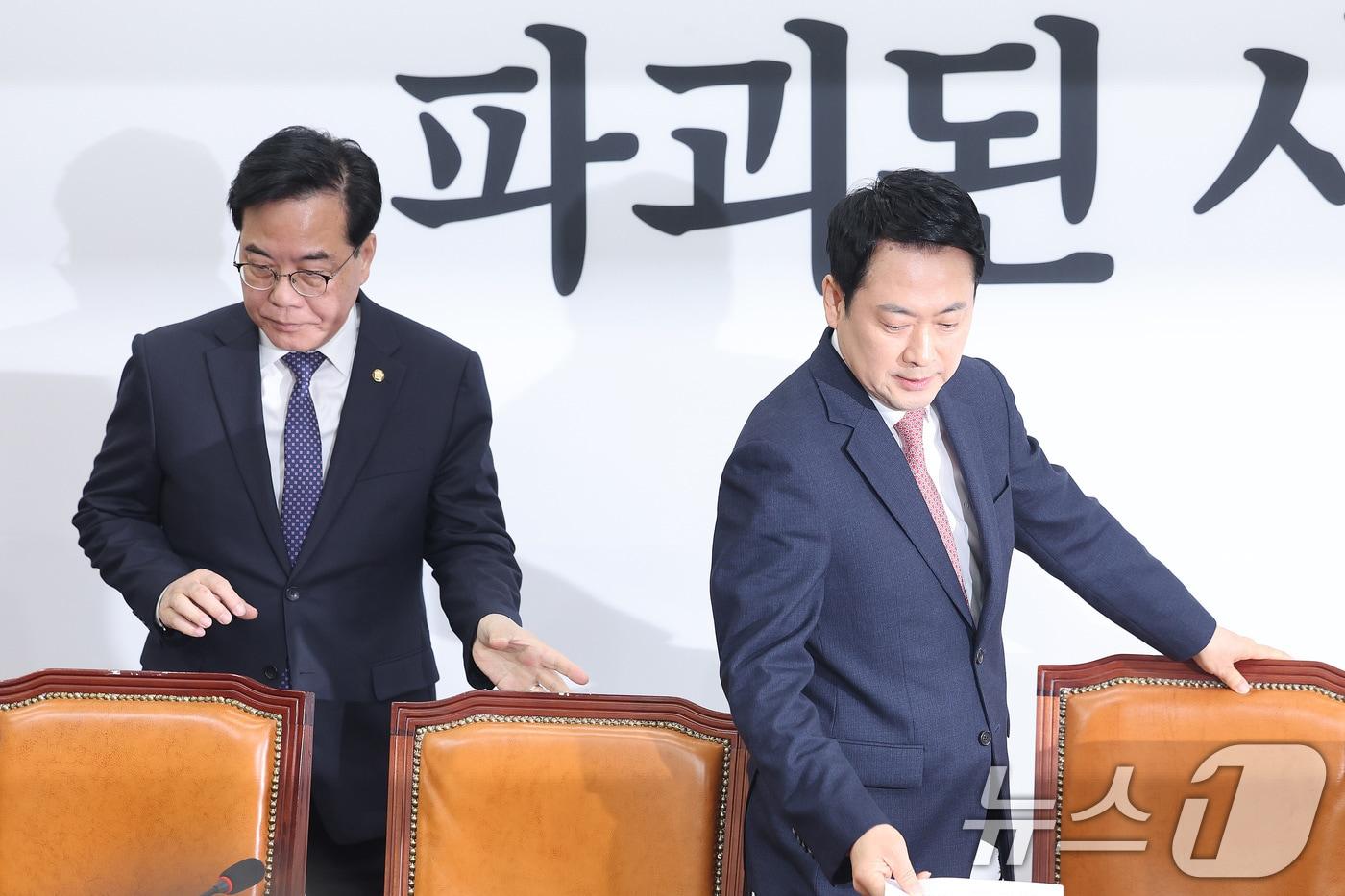 본문 이미지 - 장동혁 국민의힘 대표와 송언석 원내대표가 16일 서울 여의도 국회에서 열린 최고위원회의에 참석하고 있다. 2026.3.16 ⓒ 뉴스1 신웅수 기자