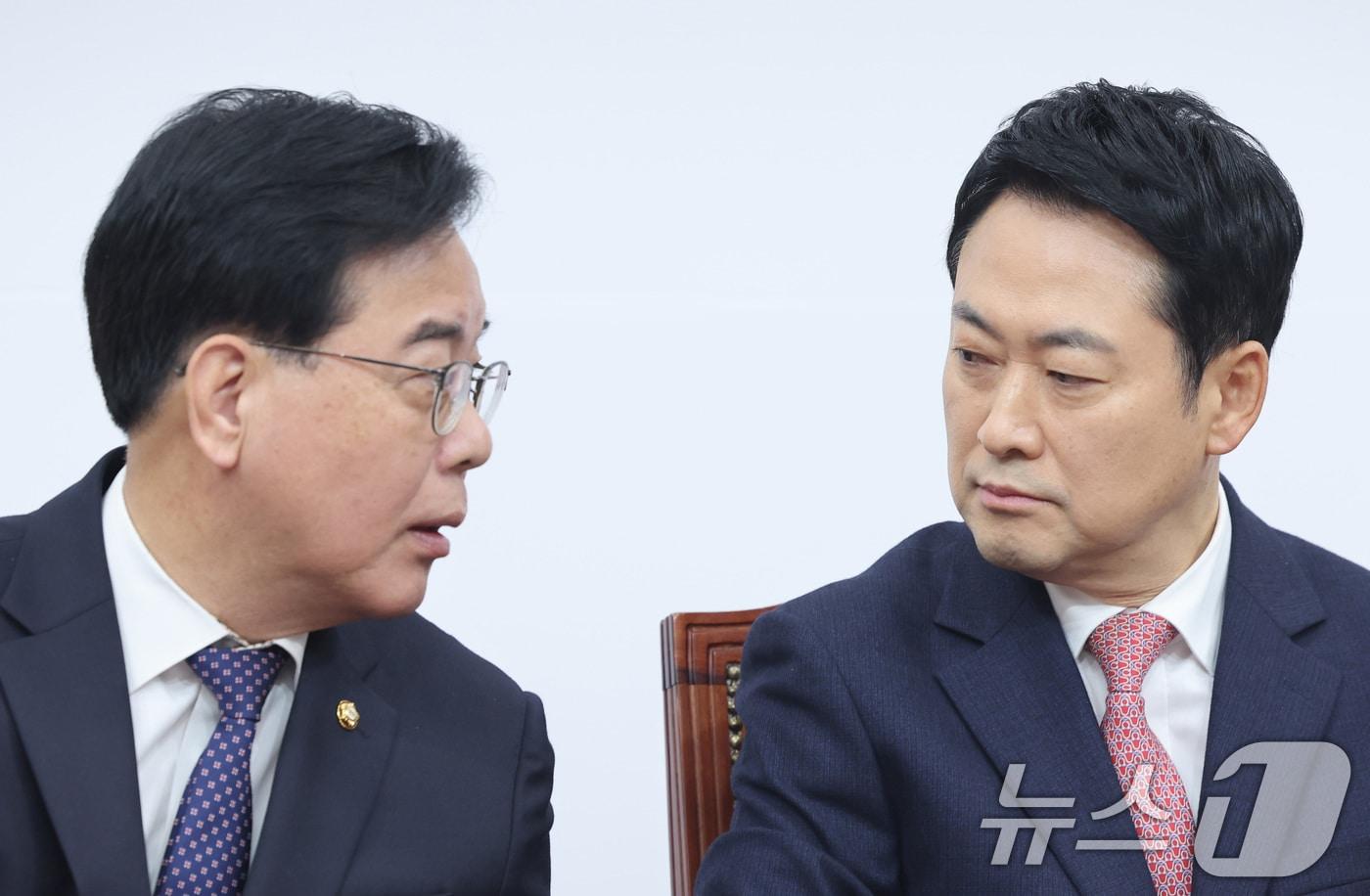 본문 이미지 - 장동혁 국민의힘 대표와 송언석 원내대표가 16일 서울 여의도 국회에서 열린 최고위원회의에서 대화하고 있다. 2026.3.16 ⓒ 뉴스1 신웅수 기자