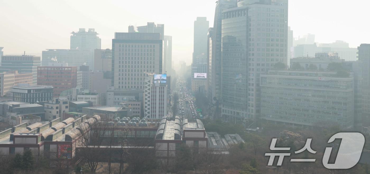 본문 이미지 - 북서기류를 타고 온 국외 미세먼지가 유입되면서 초미세먼지 농도가 '나쁨' 수준을 보인 16일 서울 도심 일대가 뿌옇다. ⓒ 뉴스1 