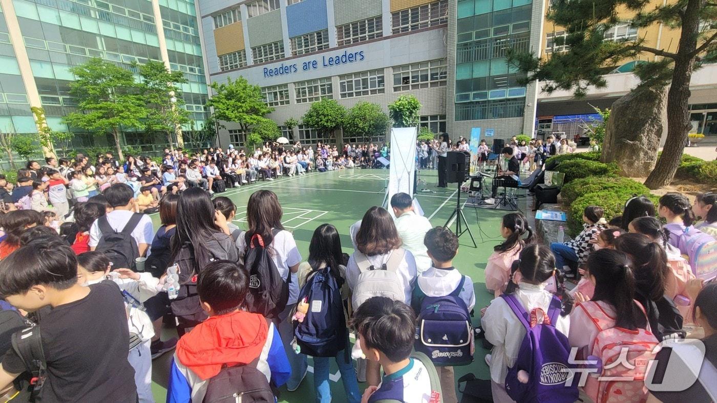 본문 이미지 - 음악과 함께하는 순회 공연 모습.(부산시교육청 제공. 재판매 및 DB금지)