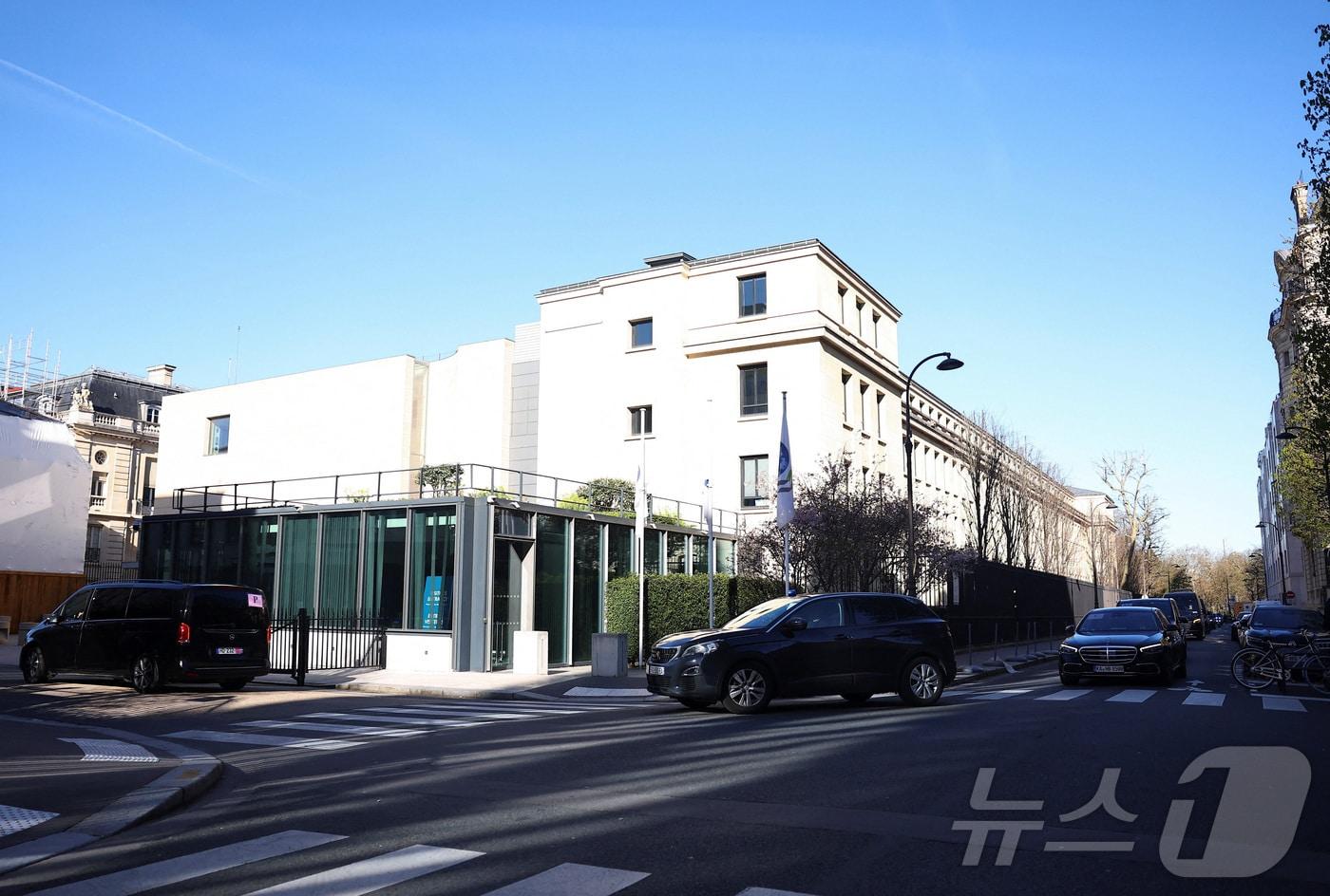 본문 이미지 - 중국 측 무역 협상 대표단이 15일(현지시간) 프랑스 파리에 위치한 경제협력개발기구(OECD) 본부에 도착하고 있다. ⓒ 로이터=뉴스1