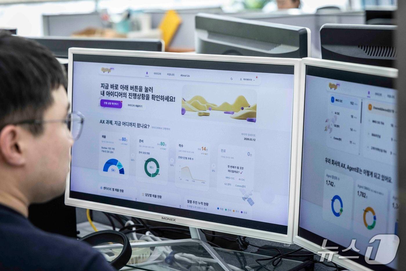 본문 이미지 - SKT 구성원이 전용 플랫폼 'AXMS'를 활용해 업무 현장에 적용할 AI 과제를 구체화하고 있는 모습. (SK텔레콤 제공)