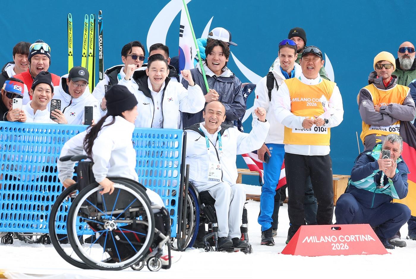 본문 이미지 - 2026 밀라노·패럴림픽에서 김윤지를 응원하는 정진완 대한장애인체육회 회장(가운데) . (대한장애인체육회 제공)
