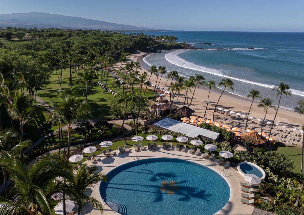 본문 이미지 - 패밀리 풀과 카우나오아 베이(마우나케아비치호텔 제공)